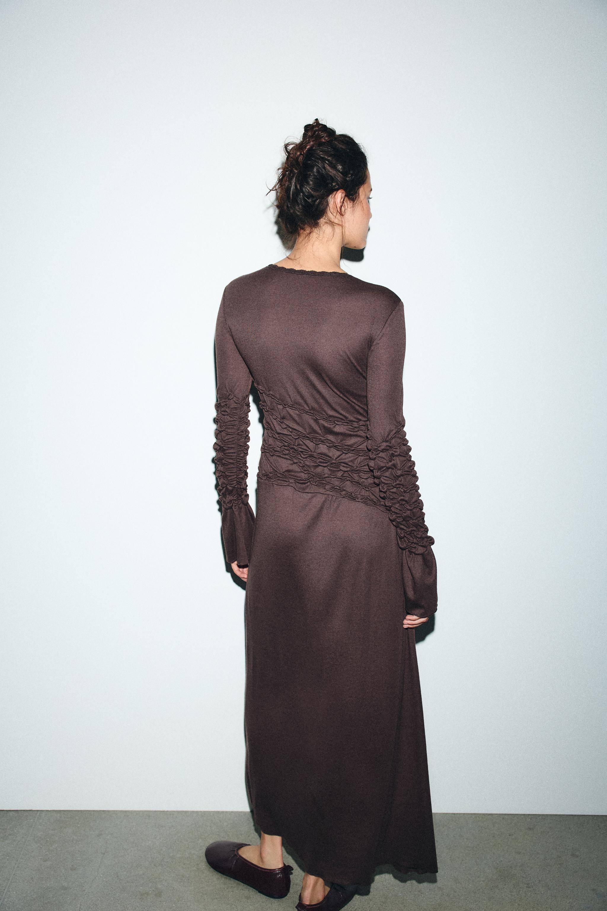 ROBE MI-LONGUE À PLIS